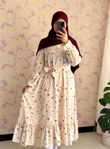 پیراهن گلدار کرم